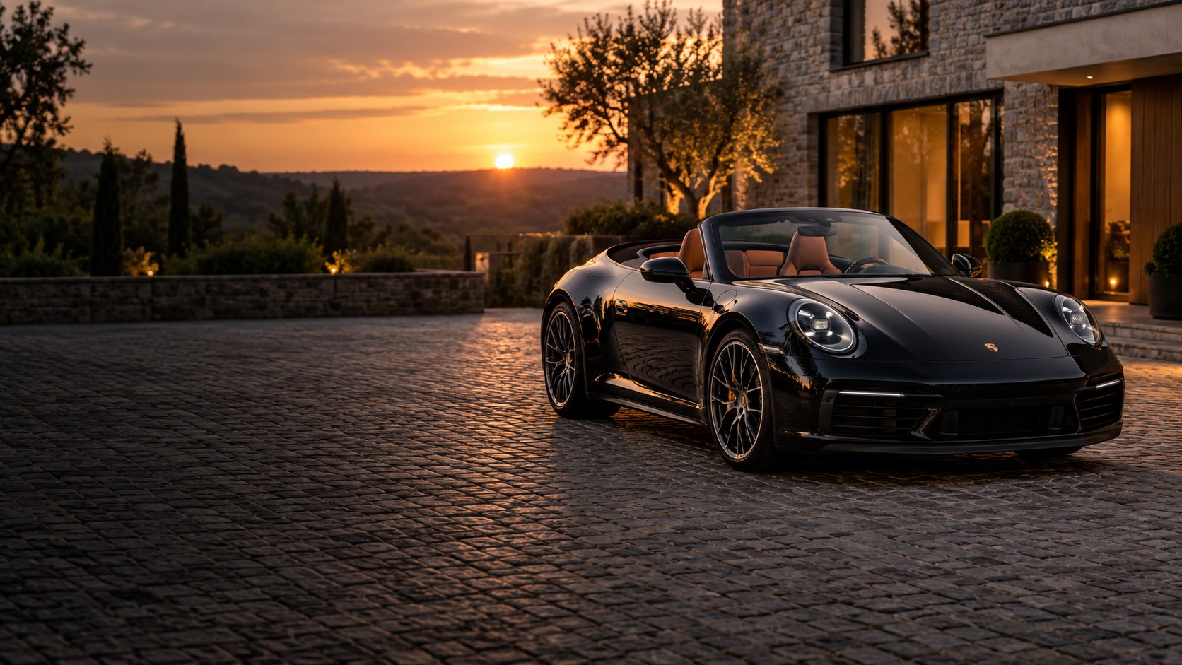Illustratieve zwarte Porsche 911 Cabriolet met cognac interieur